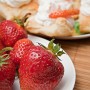 Ciastka z truskawkami i bitą śmietaną
