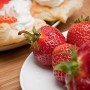 Ciastka z truskawkami i bitą śmietaną