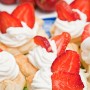 Ciastka z truskawkami i bitą śmietaną