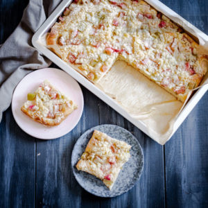 Drożdżówka z rabarbarem