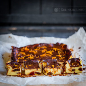 Klasyczny sernik z rodzynkami i skórką pomarańczową